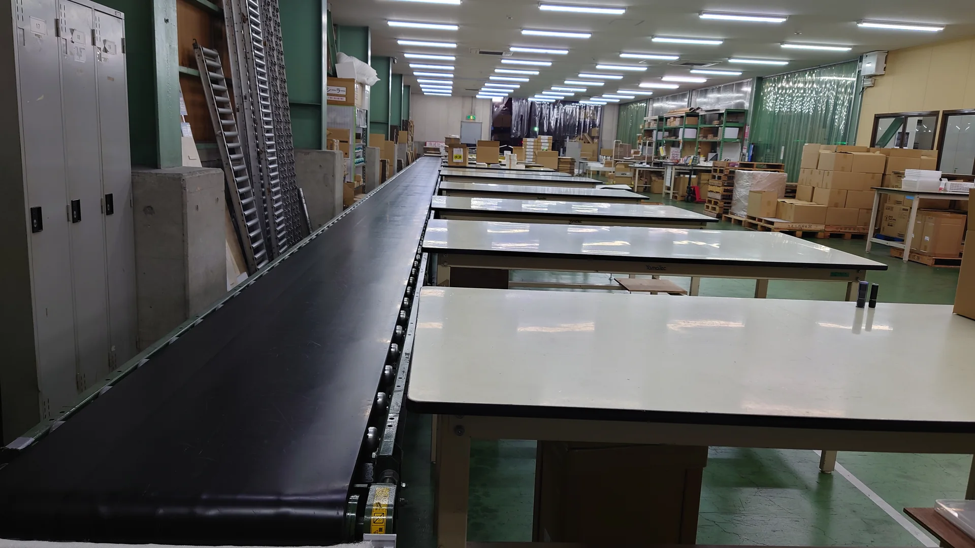 ベルトコンベアを備えたメイン作業場